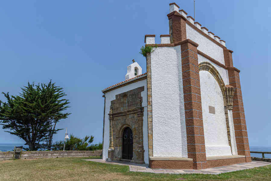 Principado de Asturias 070 - Ribadesella - ermita de Guia.jpg